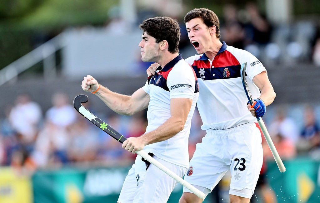 FU12310066203 - EHL: Excitement in Barcelona, Day 1 Action - For the first time the Waterloo Ducks and Banbridge had the morning game on this opening day for the EHL. And they made sure to get the juices flowing. An opening goal in the 3rd minute saw the Irish take the lead. However French international Charlet - back on the field much to the joy of his team mates - made sure the Belgian team was back in the game in the same quarter. Banbridge took the lead again in Q2 with a nice goal from McKee. No quick equaliser this time. It got worse for the irritated Belgian players when early in Q3 it looked like we were heading for a sure 3-1. The penalty stroke was stopped by Simon Vandenbroucke, one of Belgians up and coming goalies. This changed the momentum. Goals from Wilbers, Depelsenaire and Charlet for Waterloo Ducks in just 3 minutes changed the score from 1-2 to 4-2. Instead of leading by 2 goals all of a sudden Banbridge were down 2. The team of coach McCandles fought themselves back in the game with a second goal by Louis Rowe to make it 4-3. But Waterloo Ducks had their own Louis to score his second for the day. Depelsenaire made it 5-3 and  the Belgians kept their hopes alive to reach KO8.