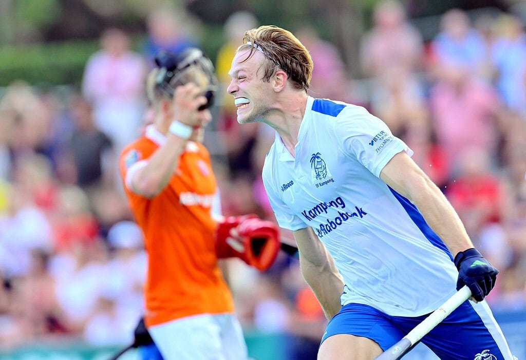 FU12310071226 - EHL: Dutch Giants Meet on Day 2 - The final game of day 2 at the EHL sees 2 Dutch giants battling for a spot in KO8. Bloemendaal and Kampong are both former EHL champions. But the legendary club in orange has the advantage when you look to history. The “mussen” (Dutch for sparrows) from Bloemendaal have not lost a game since April 2015 and are hoping to make it 4 titles in a row. Five if we disregard the cancelled season in the covid infected years. 