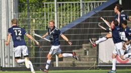 HFN1942 1200x600 1652644817 - Netherlands: Warmerdam Enjoys Playoff Debut: 'but We Don't Have Anything Yet' - If you didn't know better, you must have thought after the playoff-game between Amsterdam and Pinoké on Sunday that the Stingneuzen had just won the Dutch title of the Tulip Hoofdklasse Men.&nbsp;Hundreds of Pinoké supporters stormed the field.&nbsp;They hugged and cheered the players, thousands of fans clapped their hands and shouted to their heroes in the packed stands of the Wagener Stadium.&nbsp;"Pinoke ole, ole."