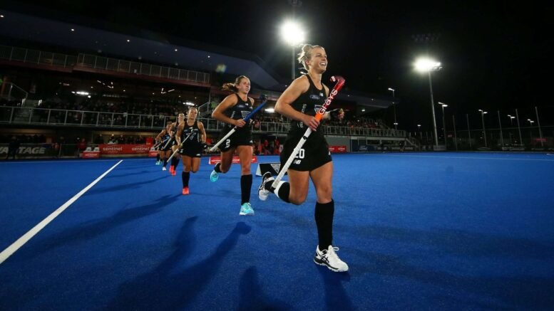 New Zealand Women scaled - New Zealand: Tough Loss for Vantage Black Sticks as Hockeyroos Snatch Late Victory - Match two of the Sentinel Homes #TransTasman series ended in defeat for the @BlackSticks Women as they went down 2-1 to the @Hockeyroos in a hotly fought contest in #Auckland.