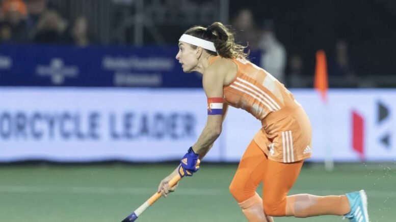 Eva de Goede Nederland Belgie Pro League 01 WV scaled 1200x600 1654592599 - Netherlands: Eva De Goede, Biggest Surprise in Oranje World Cup Selection - The World Cup in the Netherlands and Spain will be the first major tournament for Yibbi Jansen (SCHC), Renée van Laarhoven (SCHC) and Sabine Plönissen (Amsterdam). Plönissen won the competition against, among others, Ireen van den Assem. The player of promotion division Tilburg put an end to her international career last year after missing the Olympic Games due to an injury . Mülders persuaded her to make herself available again. Van den Assem made an impression against England on Sunday with a goal and assist. That turned out not to be enough to force a place in the World Cup selection.