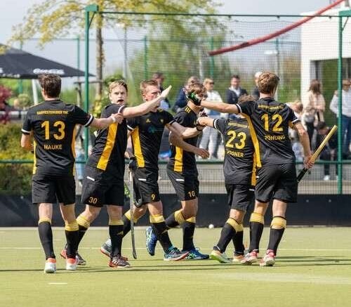 113ec6f5 9440 4e6e 9d52 3f53a8d6921f 500x500 1 - Germany: Excitement Until the End in Hamburg - Berlin With a Surprise Win Against Krefeld - Derby madness: The HTHC still turns the game at the Hamburger Polo Club and the CADA narrowly wins against the UHC.&nbsp;Cologne wins clearly in the Volvo ERB top game of the week, Berlin inflicts the first defeat on Krefeld.&nbsp;In addition, Munich and Mülheim draw, TSV Mannheim Hockey wins the basement duel against Düsseldorf.&nbsp;The match reports: