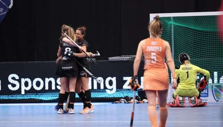 Netherlands Inddor Final - Indoor: Orange Women Battled Down in Blistering European Championship Final - In the lion's den, a bravely fighting Orange failed to crown itself European indoor champion among the women.&nbsp;In a blistering final in a steaming Sporthalle Hamburg, the Netherlands remained a contender for the title until the final whistle, but eventually had to bow to host country Germany: 5-4.&nbsp;It is the third lost European final in a row for the Orange Women.