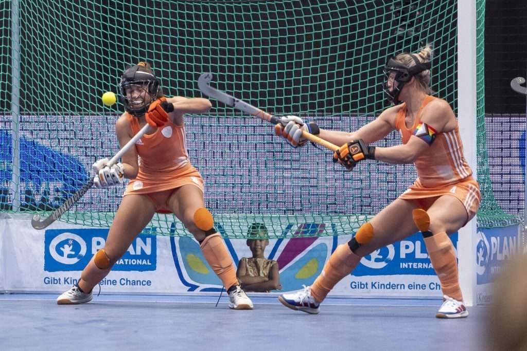 Netherlands Indoor Defends PC - Indoor: Five Key Moments in the Lost European Championship Final of Orange - But just when everyone thinks that Germany has finally turned the game, Donja Zwinkels arrives. Sticking to the right bar, she smoothly turns away from Sonja Zimmermann and Sara Strauss a few seconds after the 2-3 with the ball on her stick. The indoor diva then also slaloms past Janne Müller-Wielandt and Maertens and lobs the ball at speed over the leggards of keeper Nathalie Kubalski.
