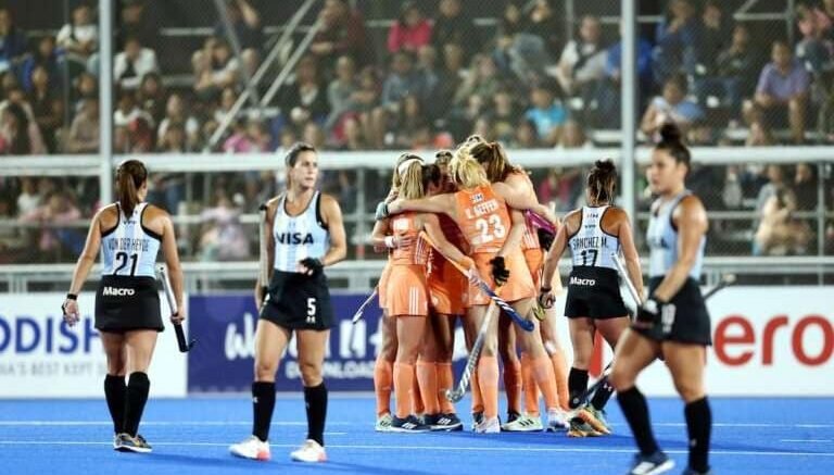 juich oranje treur argentinie 768x512 1 - Pro League: Orange Ladies End 2022 With Victory in High Spirits - The Orange Ladies have closed the eventful year 2022 in a great mood.&nbsp;The number 1 in the world defeated arch-rival Argentina 0-2 at home in the FIH Pro League for the second time within a week.&nbsp;The Orange is already the leader of the Pro League with four resounding victories in a row.