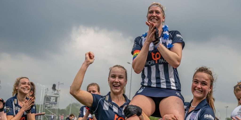 after her last home match pien van nes stands on her shoulders 6457f72bc3434 - After her last home match, Pien van Nes stands on her shoulders - Former indoor international Pien van Nes (32) made her debut as a fifteen-year-old for HDM's flagship, of which she has now worn the shirt for eighteen seasons. On Sunday afternoon, the public saluted the waving club icon. That happened in her last home game, in which Ivar Knötsckhe's team secured direct enforcement with a 2-1 win over Tilburg.