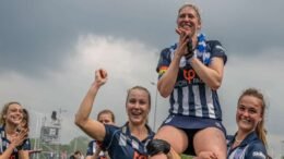 after her last home match pien van nes stands on her shoulders 6457f72bc3434 - After her last home match, Pien van Nes stands on her shoulders - Former indoor international Pien van Nes (32) made her debut as a fifteen-year-old for HDM's flagship, of which she has now worn the shirt for eighteen seasons. On Sunday afternoon, the public saluted the waving club icon. That happened in her last home game, in which Ivar Knötsckhe's team secured direct enforcement with a 2-1 win over Tilburg.