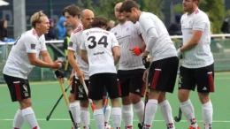 germany frankfurt zuruck auf platz eins und vor seiner erstliga ruckkehr 648a02a97f92e - Germany: FRANKFURT BACK IN FIRST PLACE AND AHEAD OF ITS PREMIER LEAGUE RETURN - Frankfurt had to cope with a 0:1 deficit at TuS Lichterfelde (Fabian Posselt/8th), but still turned the result around with goals from Johannes Gans (17th), Laurens Meurer (E, 32nd) and Magnus Hautzel (47th). to a 3-1 win that put them back in first place.&nbsp;With another away win on the last matchday next Sunday at HG Nürnberg, Frankfurt would definitely be the group winner.&nbsp;In the long-distance duel with Lichterfelde, HGN would have to catch up three points and five goals behind to stay in the league.&nbsp;The wasps, on the other hand, would have to wait for their own victory over TC Blau-Weiss for support from HG Nürnberg in order to be able to move up.