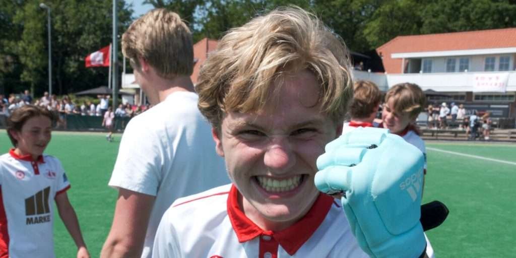 netherlands quirijn kon amper lopen maar strijdt nu met rood wit om de landstitel 648d3f1c37bf7 - NETHERLANDS: QUIRIJN COULD BARELY WALK, BUT IS NOW FIGHTING FOR THE NATIONAL TITLE WITH ROOD-WIT - The fact that Boys Under 16 of Rood-Wit made it to the semi-finals of the Dutch National Championships is remarkable in itself. But for defender Quirijn van der Loo (15), this blistering end to the season has a special touch. He was sidelined for almost a year because growing pains made it impossible for him to play hockey.