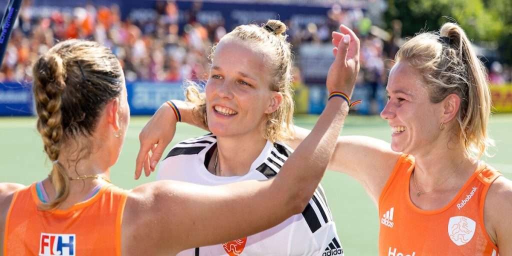 netherlands veenendaal krijgt ook in haar honderdste maar een bal op doel 6497caf1a2e6c - Netherlands: Veenendaal 100 Not Out - Anne Veenendaal was in goal for thirty minutes during her hundredth international match for the Orange Ladies against New Zealand (4-1 win) on Saturday. In those two quarters, the 27-year-old jubilee only got one ball between the posts. The fact that that high ball also went in via Hannah Cotter's stick was sour and a blot on her anniversary. "But the beautiful feeling prevails."