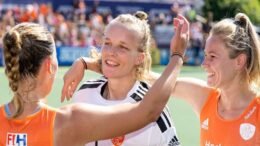 netherlands veenendaal krijgt ook in haar honderdste maar een bal op doel 6497caf1a2e6c - Netherlands: Veenendaal 100 Not Out - Anne Veenendaal was in goal for thirty minutes during her hundredth international match for the Orange Ladies against New Zealand (4-1 win) on Saturday. In those two quarters, the 27-year-old jubilee only got one ball between the posts. The fact that that high ball also went in via Hannah Cotter's stick was sour and a blot on her anniversary. "But the beautiful feeling prevails."