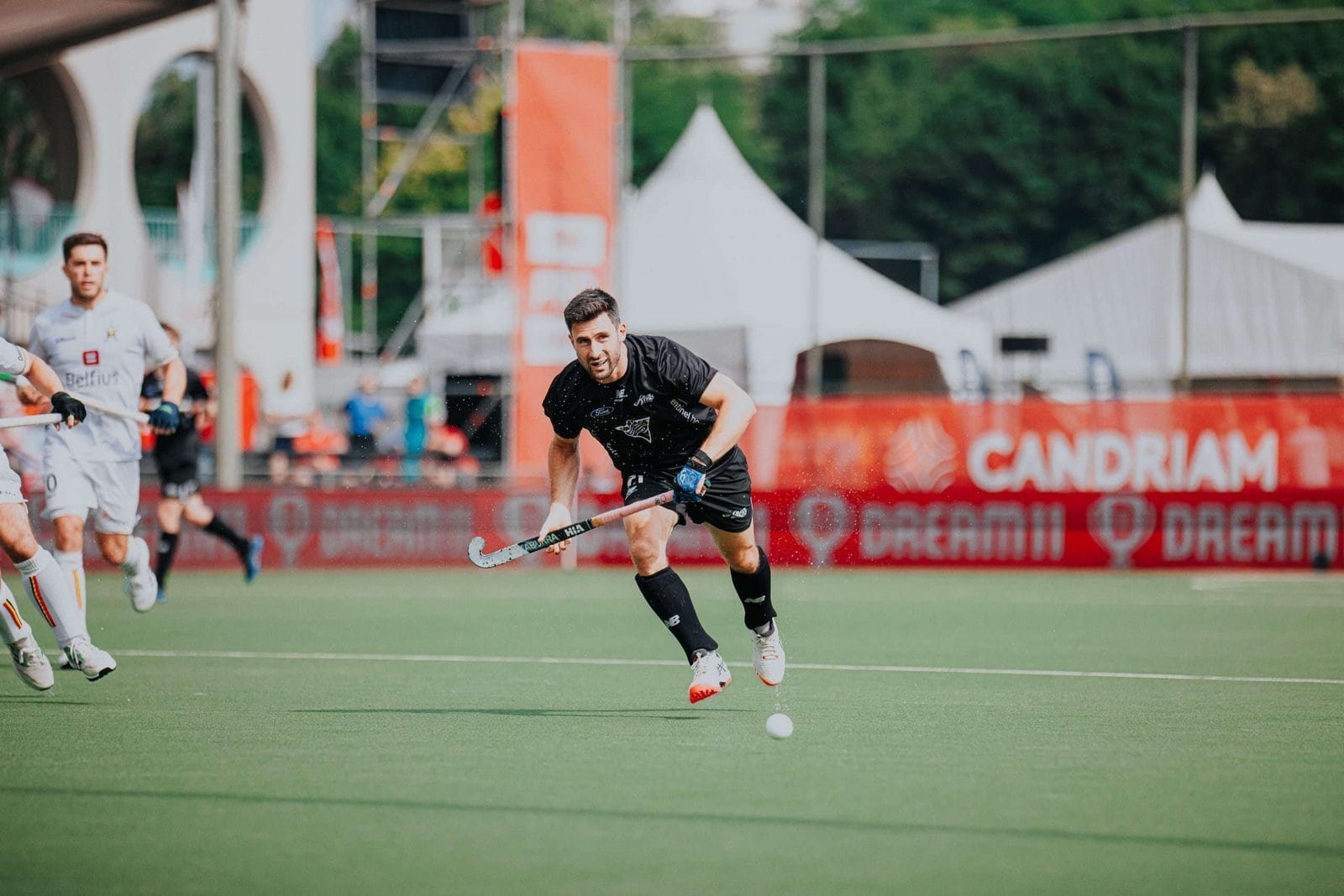 new zealand men draw with argentina lose shootout 6491fc6581618 - New Zealand: MEN DRAW WITH ARGENTINA, LOSE SHOOTOUT - In a thrilling encounter in Antwerp, the Vantage Black Sticks Men displayed a much improved performance to draw 2-2 against Argentina, a dramatic improvement following their recent 6-1 defeat to the same team a couple of days earlier. However, the final result shifted to Argentina’s favor as they managed to clinch the shootout 4-2, earning the bonus point.