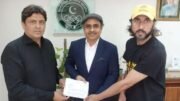 pakistan psb hands over aikmans salary cheque to phf 64955f14d81d7 - Pakistan: PSB hands over Aikman’s salary cheque to PHF - The Pakistan Sports Board (PSB) handed over the salary cheque of former coach Siegfried Aikman to the Pakistan Hockey Federation (PHF) on Thursday.