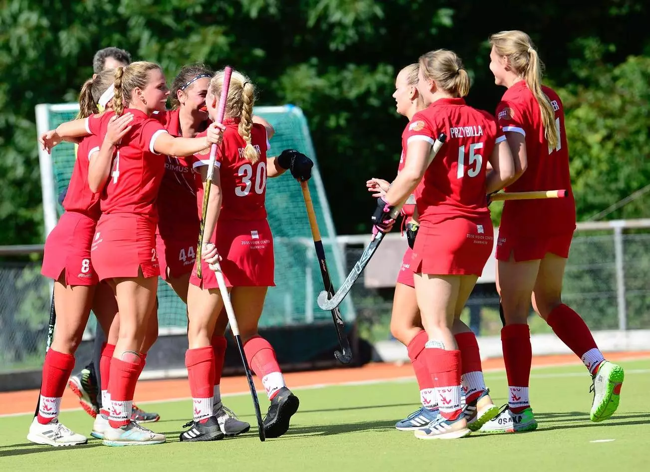 germany 2 bl damen tsv mannheim nicht aufzuhalten 652c2b94b1e01 - GERMANY: 2.BL WOMEN: TSV MANNHEIM UNSTOPPABLE - First against second, both teams unbeaten so far - the ingredients for a top game couldn't be better in the game TSV Mannheim against TuS Lichterfelde. In the end, the Berliners were unable to reduce their four-point gap to the relegated team from the first division, but ultimately had to acknowledge their superiority. Marie Fischer (6th) gave the hosts an early 1-0 lead with an Argentinian backhand, which increased to 2-0 before the break through Ines Wanner (30th). After a brief lull when Lichterfelde was about to create tension again, Johanna Mühl (50th) made everything clear with the goal to make the final score 3-0. After their sixth win in their sixth game, the TSV women are the only team in the 1st and 2nd Bundesliga that still has a clean slate at this point in the season.