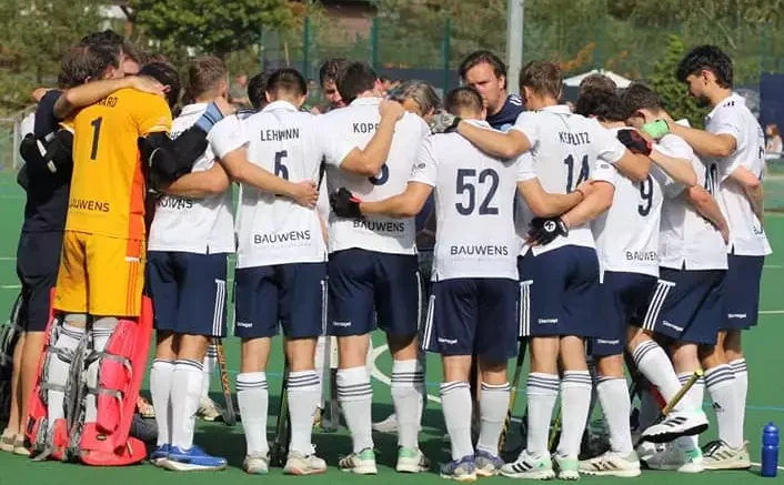 germany 2 bl herren koln vergrosert vorsprung auf funf punkte 652c2b66329a7 - GERMANY: 2.BL MEN: COLOGNE INCREASES LEAD TO FIVE POINTS - Schwarz-Weiß Köln consolidated their lead in the North Group with a 2-1 home win over Schwarz-Weiß Neuss. Kai Aichinger (4th) and Arne Ries (37th) gave the hosts a 2-0 lead, the follow-up goal from Bartosz Zaworski (E, 55th) gave Neuss hope again, but it wasn't enough. Because their pursuer Großflottbek had no games at the weekend, Cologne was able to extend their lead to five points.