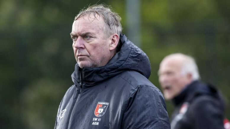 netherlands manenschijn weet dat het voor schaerweijde een zwaar seizoen wordt 652e2f571af85 - NETHERLANDS: MANENSCHIJN KNOWS THAT IT WILL BE A TOUGH SEASON FOR SCHAERWEIJDE - Manenschijn looks defeated in the Schaerweijde clubhouse. It is about twenty minutes after the match against HDM. A match that Schaerweijde would like to forget as quickly as possible. One moment the team from Zeist was heading for a wonderful party in front of its own audience in 'De Kuil', the first victory of the season. A moment later, the players from the bottom of the Tulp Hoofdklasse Men lay defeated on the ground, after HDM not only scored the 3-3, but also the 3-4.