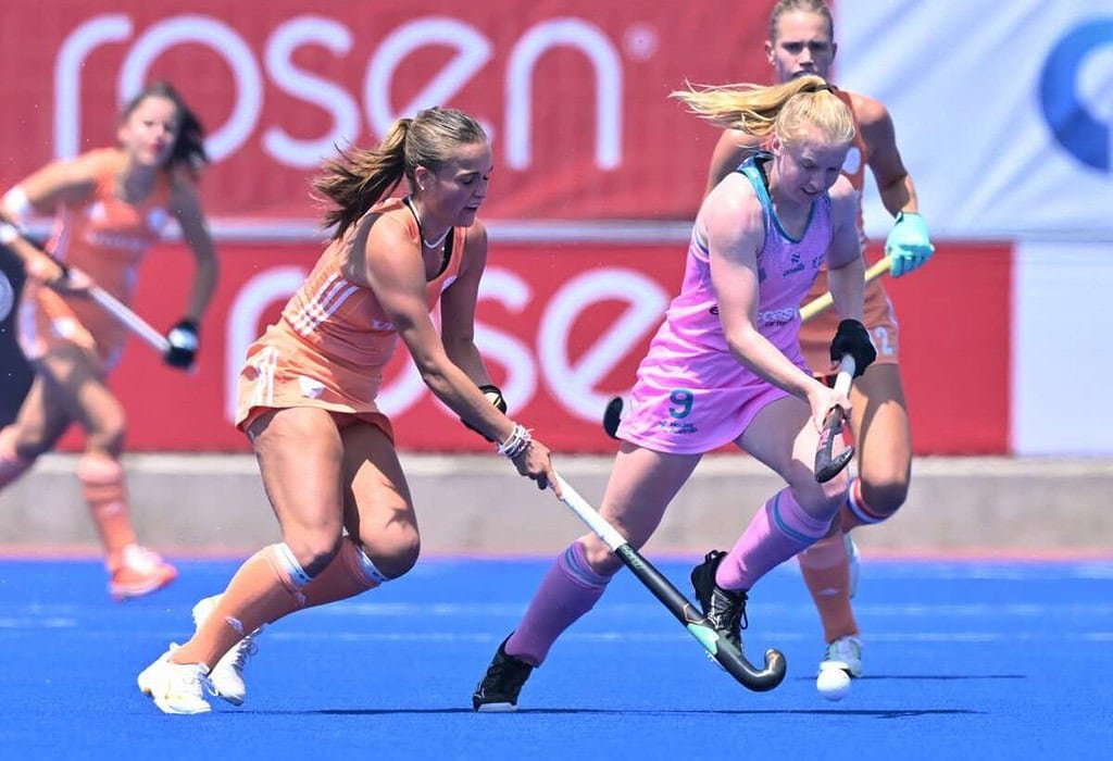 netherlands jong oranje opent wk met 2 2 gelijkspel tegen australie 6567859434e50 - Netherlands: The Dutch Juniors Open the World Cup With a 2-2 Draw Against Australia - It was sweltering, there was a breath of wind, but the Netherlands still started in too low a gear. Australia, one of the top countries at this world championship, immediately came out on top. The Dutch Juniors had to get used to that. 'Intensity!' national coach Dave Smolenaars roared from the dug-out, after just a few minutes of hockey.