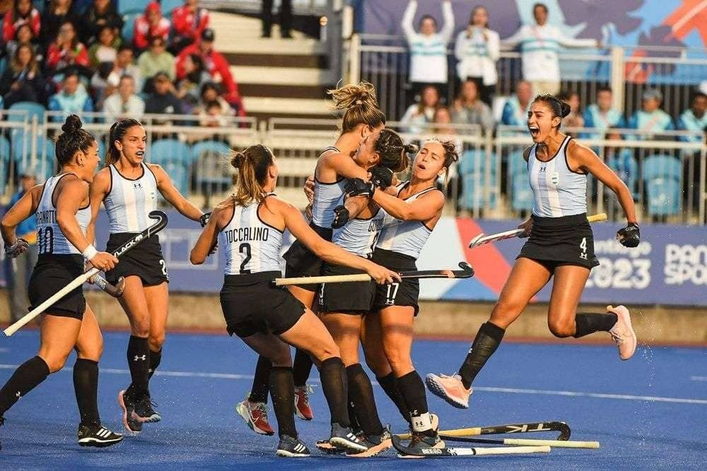 pahf leonas defend pan am title book ticket to paris in thriller against usa 654713de76a89 - PAHF: Leonas defend Pan Am title, book ticket to Paris in thriller against USA - Everything was on the line and neither team held back but Argentina clung to a fourth-quarter goal to win 2-1 over the USA to take home their eighth Pan American gold medal and, ultimately, punch their ticket to the Paris 2024 Olympic Games. The USA pulled their goalie with three minutes to go and even earned two penalty corners but could not find a way to tie the game.