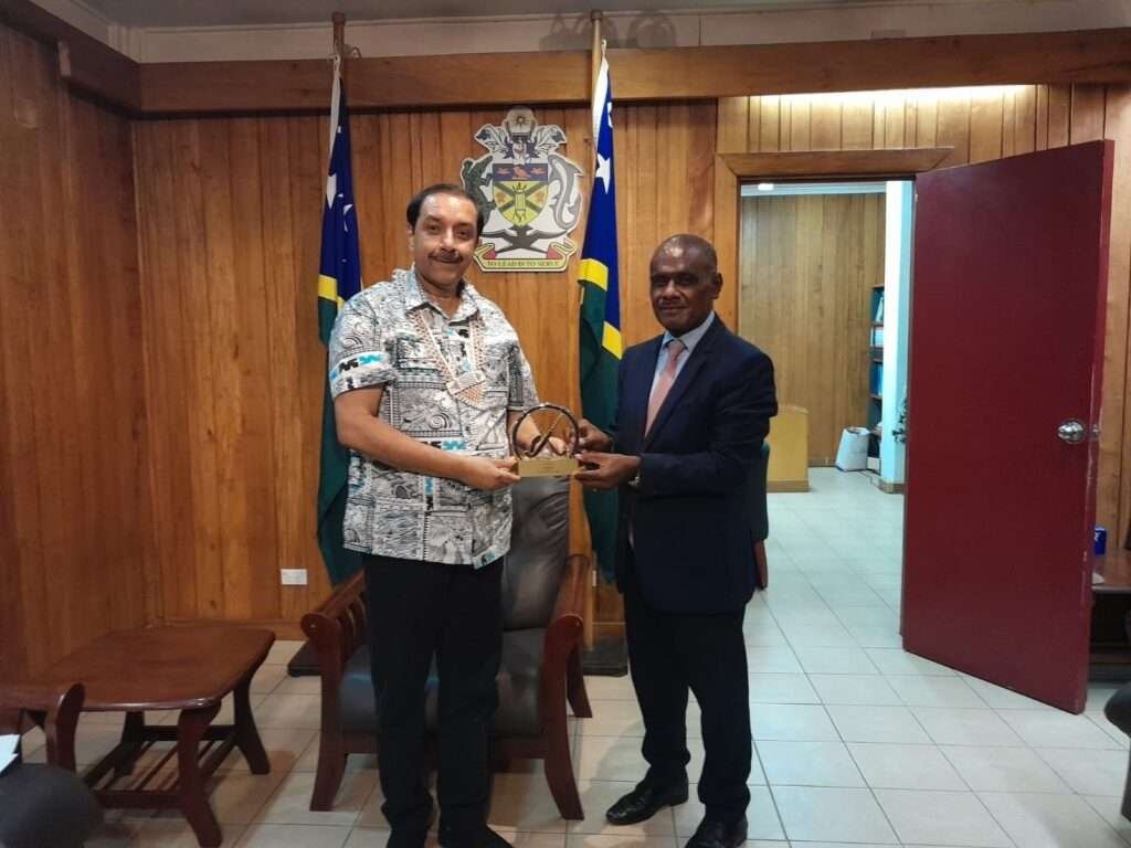oceania sihf welcomed fih president tyyab ikram 66601f6a6ec1e - Oceania: SIHF welcomed FIH President Tyyab Ikram - FIH President Tyyab made a huge impact promoting the sport of Hockey during his visit to the Solomon Islands. He engaged with Government officials, especially the Sports Ministry and the National Sports Council. A highlight was his meeting with the new Prime Minister Jeremiah Manele, where both exchanged gifts as seen in the lead photo.