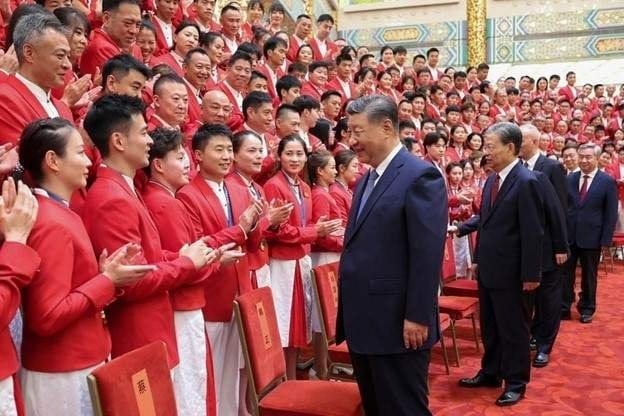 asia chinese president xi jinping greets olympic heroes at great hall of the people 66cc0fa2be968 - Asia: Chinese President Xi Jinping greets Olympic heroes at Great Hall of the People - President Xi Jinping hailed Chinese Olympians for their performance and sportsmanship at the Paris Olympics, saying they have won glory for the country and the people, Xinhua News reports.