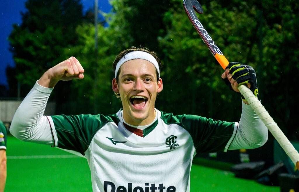 ehl struan the surbiton star to complete final8 line up 6702d035bd78e - EHL: Struan the Surbiton star to complete FINAL8 line-up - Struan Walker put in a star turn to send Surbiton into the ABN AMRO FINAL8  as his two goals helped his club defeat near neighbours Wimbledon 3-2 to the delight of their home crowd.