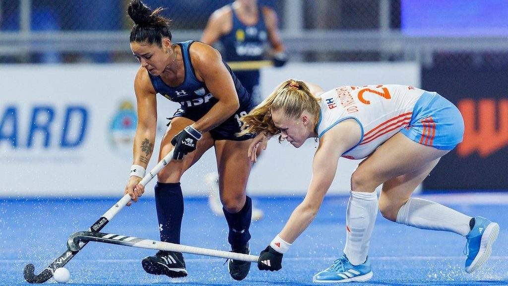 fih pro league hosts enjoy success on final day of argentina leg 675f9861112dd - FIH Pro-League: Hosts enjoy success on final day of Argentina leg - For the first time since February 2020, the Argentina women’s team took down No. 1 the Netherlands, 3-2, on Sunday night in Santiago del Estero. The action-packed match was won in the final minutes with a goal from Maria Granatto.