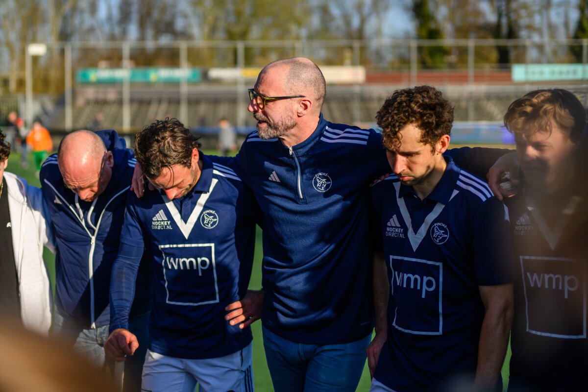 Netherlands: Mahieu era threatens to go out like a candle: 'Time for something else' 444 netherlands mahieu era threatens to go out like a candle time for something else 67c585697a18f - Netherlands: Mahieu era threatens to go out like a candle: 'Time for something else' - De 3-1 nederlaag tegen Amsterdam lijkt de definitieve nekslag voor de play-offkansen van Pinoké. Het laatste seizoen van succestrainer Jesse Mahieu (46), die komende zomer zijn geluk gaat beproeven bij de vrouwen van Amsterdam, dreigt als een nachtkaars uit te gaan. ‘Mochten we de play-offs niet halen, dan kijk ik alsnog terug op een prachtige tijd.’