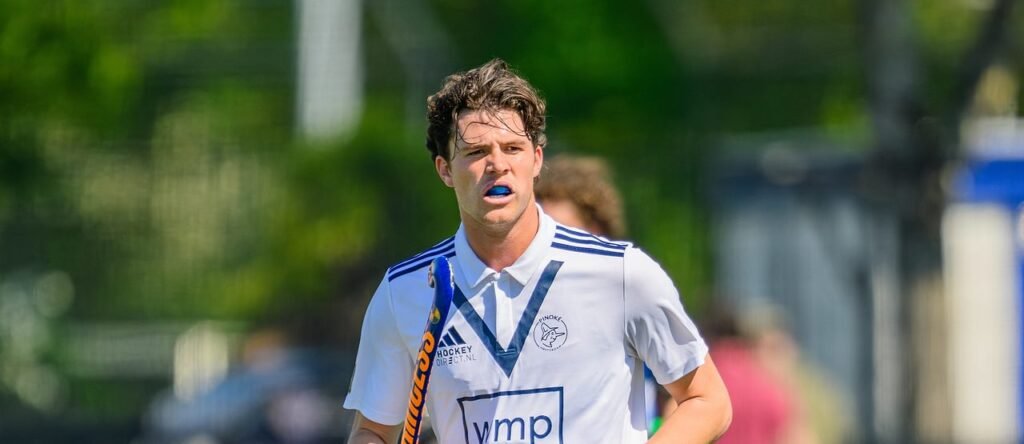 Hoofdklasse: Miles Bukkens chases club record from 2012 after 50th goal 7 hoofdklasse miles bukkens chases club record from 2012 after 50th goal 68125e22483f8 - Hoofdklasse: Miles Bukkens chases club record from 2012 after 50th goal - It is elbow-to-elbow at the top of the top shooters' list in the Tulp Hoofdklasse Men. With two rounds to go, five players stand a chance of becoming this season's top scorer. Among them Pinoké attacker Miles Bukkens, who celebrated an anniversary last Sunday.