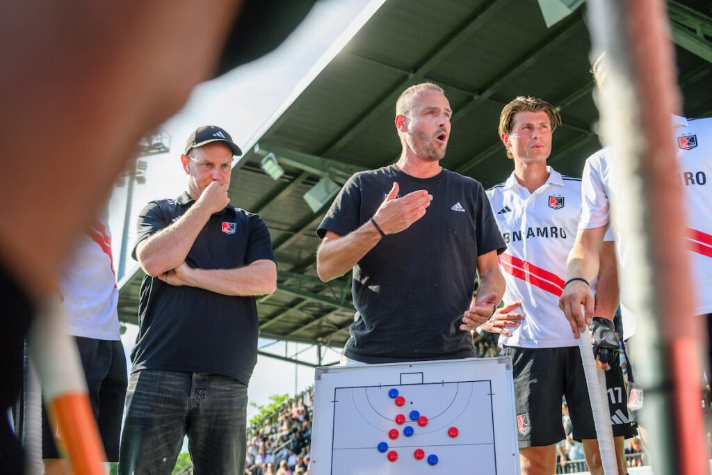 Amsterdam - Netherlands: Angry Mathijssen: 'Haven't been so out of sorts before' - It has become the season of their resurrection. The big league edition in which Amsterdam, after two extremely meager years, is really competing for prizes again. That is why it hurt the playoff participant, how quickly they ran into the facts on Saturday against Bloemendaal (1-2) and thus definitively lost the battle for the leading position and the corresponding first EHL ticket. 'I'm not going to say I'm proud, when the most important thing is yet to come.'