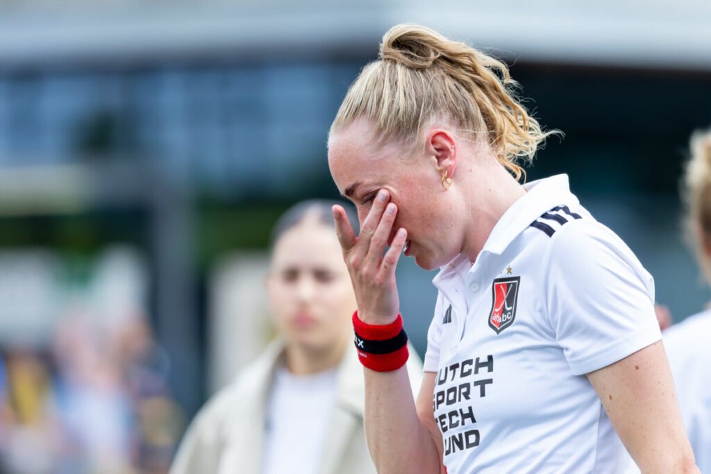 Netherlands: Morgenstern leaves A'dam in tears: 'Am far from finished' 4 netherlands morgenstern leaves adam in tears am far from finished 682d032f15b2b - Netherlands: Morgenstern leaves A'dam in tears: 'Am far from finished' - Fiona Morgenstern (29) was the Amsterdam player who shed the most tears Sunday afternoon. Of course there was the pain after the second defeat against Den Bosch (3-0), but the sadness was mainly in the fact that she just played her last game ever for Amsterdam. The striker is leaving for Hurley.