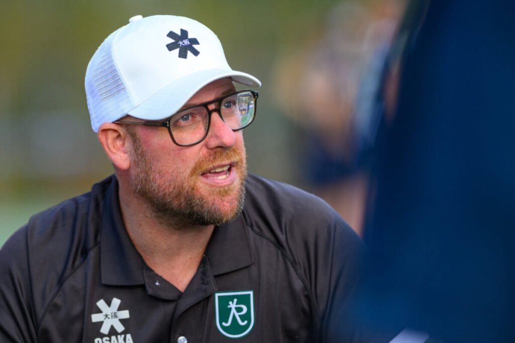Netherlands: Van der Waart on his departure: 'I couldn't touch the players anymore' 10 netherlands van der waart on his departure i couldnt touch the players anymore 6836e66e48476 - Netherlands: Van der Waart on his departure: 'I couldn't touch the players anymore' - Until the final round of league play, Jordy van der Waart was determined to serve out the season as coach of Rotterdam. But the beating in Eindhoven against Oranje-Rood made him change his mind. 'It didn't feel like I was the one who could still get this group moving.' Because Rotterdam's fate was already sealed - and the team was doomed to play the playoffs - the game in Eindhoven two and a half weeks ago in fact represented little more than a glorified practice match. Yet the dress rehearsal for the playoffs, in which Nijmegen will be the opponent next weekend, degenerated into a nightmare for the Rotterdammers. After fifteen minutes the damage had already risen to 3-0. After twenty minutes the havoc was complete: 5-1. Rotterdam's performance was worryingly weak, three weeks before the crucial fight for survival. That the defeat was limited to 6-3 was the only bright spot.