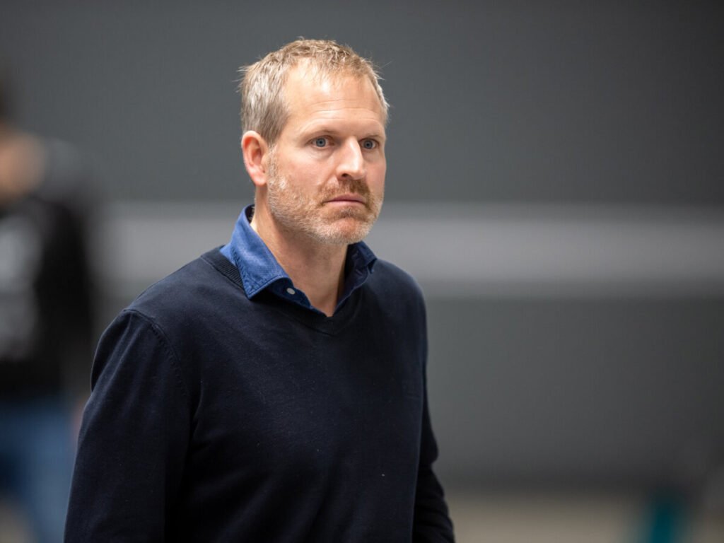 Netherlands: Van Veelen on cease-fire in hall: 'Regret my reaction' 2 netherlands van veelen on cease fire in hall regret my reaction 681d312e0cb70 - Netherlands: Van Veelen on cease-fire in hall: 'Regret my reaction' - Drop the word "truce" in the field hockey world and thoughts quickly go back to the indoor match between Bloemendaal and Laren (4-3), more than three years ago. In the last minute and a half both teams deliberately did nothing more, to avoid relegation. Ring Pass was the victim and relegated from the big league. Bastiaan van Veelen, then coach of Laren, now looks at himself in the mirror. "I regret how Ibehaved toward Ring Pass.
