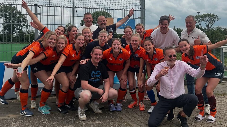 Netherlands: Het weekend: 15-jarige debutanten, ons Soofje en KIA-parade 4 netherlands het weekend 15 jarige debutanten ons soofje en kia parade 683ecf797a535 - Netherlands: Het weekend: 15-jarige debutanten, ons Soofje en KIA-parade - From Maastricht to Hattem and at Ares to Leonidas, last weekend there was plenty of hockey again. We take a look at the socials of the Fourth through the Transition Class. Some of the Instagram pearls of the standard teams.