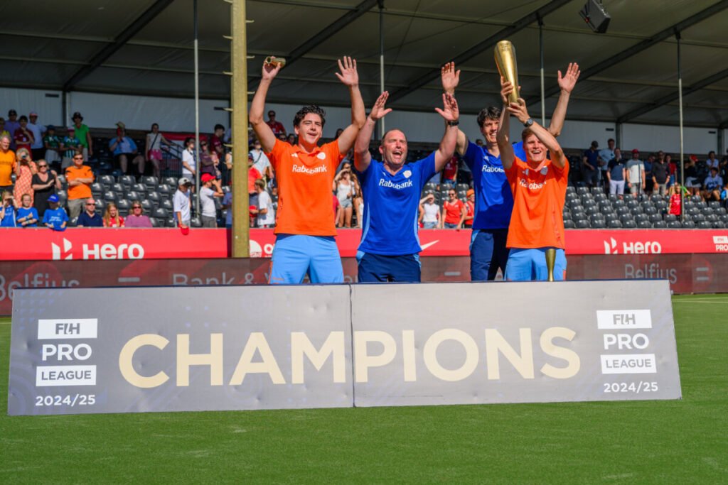 Netherlands: Orange Men honored with four: 'To win cup is to pick it up' 1 netherlands orange men honored with four to win cup is to pick it up 686267ec0f3c5 - Netherlands: Orange Men honored with four: 'To win cup is to pick it up' - It was an extraordinary, almost comical sight. After the end of the Orange Ladies game against Belgium (2-2), the Orange Men were honored as winners of the Pro League. The speaker announced the champions. An applause sounded in the Antwerp sports complex Wilrijkse Plein. And there they arrived. All four ... coach Jeroen Delmée, video man Joep van Nuland, defender Timo Boers and striker Koen Bijen.