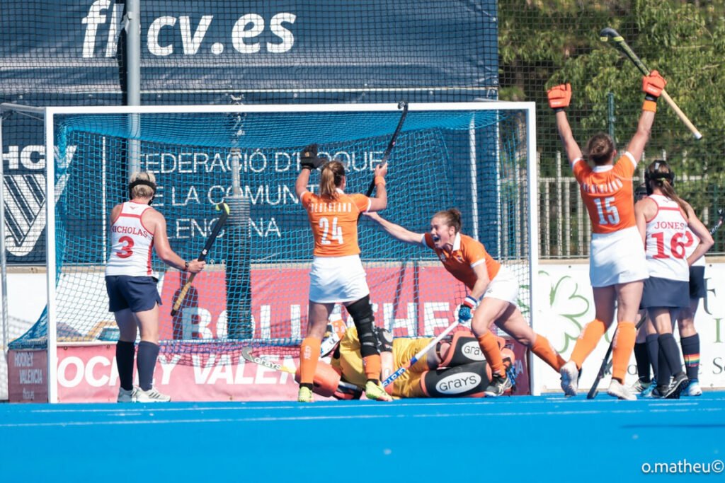 Netherlands: 12 netherlands 685d21fb61e93 - Netherlands: - A wooden medal. That's what captain Boukje Vermeulen and her teammates received in late May after winning the European Championship final with the Dutch women 50+. "I'm sure that was meant to be durable," she says with a wink, "but it was a little disappointing. Fortunately, what counts is the result: gold. In the final, England was defeated 2-1.