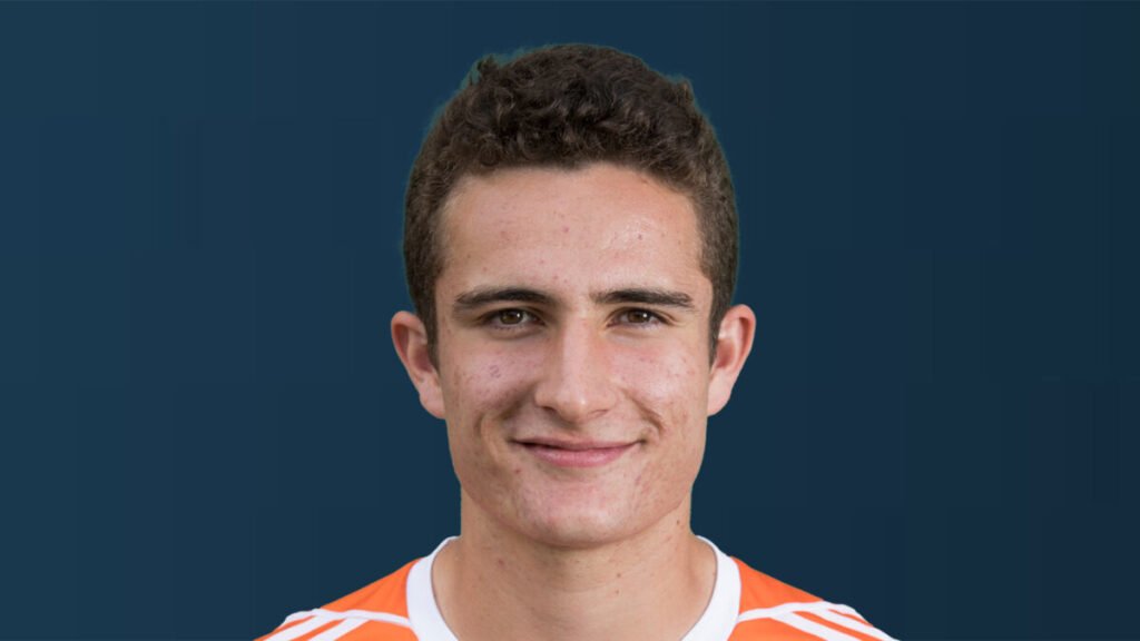 Netherlands: Back to 2016: Jonas de Geus' solo at the U18 European Championships 24 netherlands back to 2016 jonas de geus solo at the u18 european championships 6884062855a13 - Netherlands: Back to 2016: Jonas de Geus' solo at the U18 European Championships - This week we dig into the section 'Green as grass' every day in our archives, looking for the first flashes of class among the current generation of internationals, then still with a young head. In this fifth and final installment, we conclude with Jonas de Geus, midfielder of Kampong. In 2016, he guided Oranje U18 to the European Championship final in Cork, Ireland. He then came on the radar of national coach Max Caldas. The still only 18-year-old De Geus, together with Derck de Vilder, formed the defining duo in the midfield of Oranje U18 at the youth EC in Cork. For the parents of the eighteen youth internationals who traveled with them, it is a feast for the eyes. National coach Bas Bruin even calls it 'the best midfield of the tournament'.
