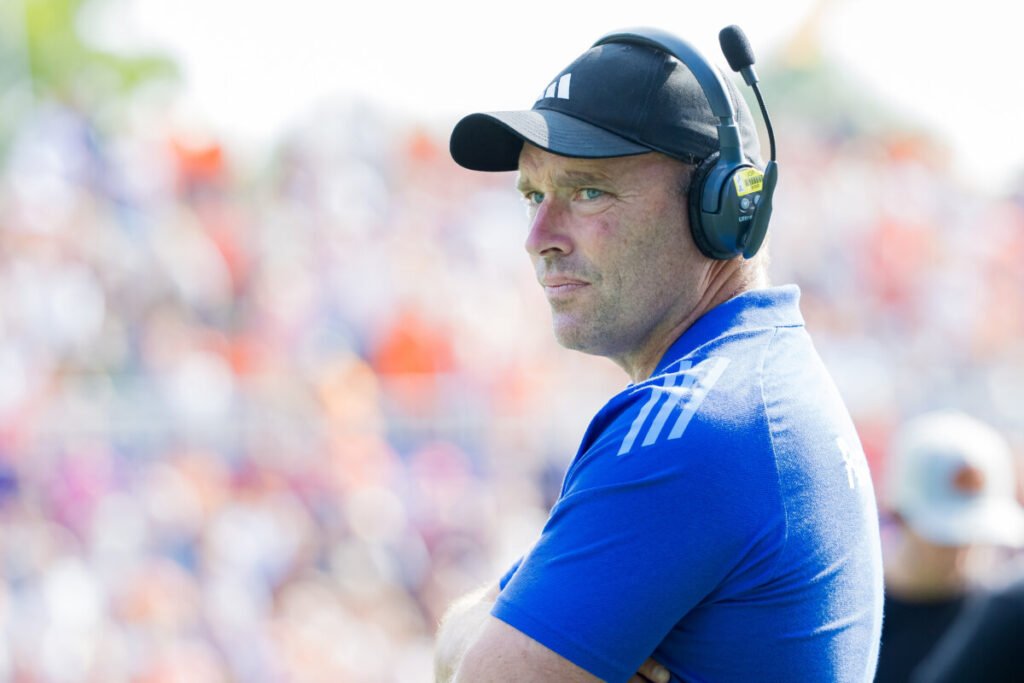 Netherlands: Delmée on De Geus' absence: 'He's not the old Jonas yet' 4 netherlands delmee on de geus absence hes not the old jonas yet 688011afec70b - Netherlands: Delmée on De Geus' absence: 'He's not the old Jonas yet' - Although he has not played a minute in the Orange since the Olympic final won in Paris, the most notable absentee in the selection for the European Championship in Mönchengladbach (Aug. 8-17) remains 147-time international Jonas de Geus. Due to a lingering knee injury, the 27-year-old Kampong midfielder is not yet at his old level, concludes national coach Jeroen Delmée. 'Nobody gets a spot in the European Championship squad based on reputation,' For months De Geus has been embroiled in a battle with his knee. Persistent tendon problems continue to play tricks on him. After he temporarily took a break during the winter to focus on his social career, his knee problems put a stop to his planned return to the Dutch national team in March. He did play the Euro Hockey League and the playoffs with Kampong, but had to miss the international Pro League in June.