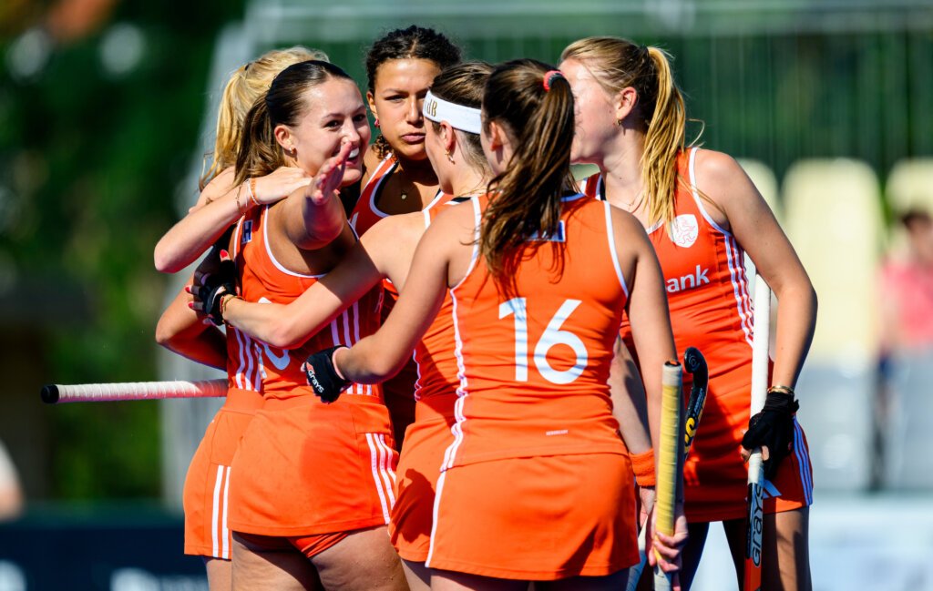 Netherlands: EC 18 | Orange makes eight and takes big step toward semifinals 1 netherlands ec 18 orange makes eight and takes big step toward semifinals 68762e6bbef00 - Netherlands: EC 18 | Orange makes eight and takes big step toward semifinals - After the awkward draw against Germany on the opening day, the Dutch girls have convincingly recovered at the European U18 Championship in Lille. Against weak Italy, coach Daan Sabel's team scored a large and liberating victory: 8-0. At halftime it was already 5-0 for the Netherlands.