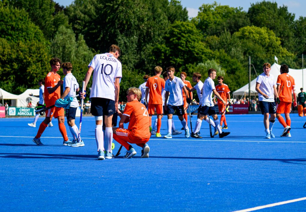 Netherlands: European Championship 18 | Orange boys down against stunt team France 1 netherlands european championship 18 orange boys down against stunt team france 6874343530501 - Netherlands: European Championship 18 | Orange boys down against stunt team France - The Orange boys started the European Championship in Lille with a defeat. In the opening match, the team of national coach Peter Jonker lost 1-2 to host country France. A stunt by the French, who put the Netherlands in considerable trouble. The Dutch must now show it against Belgium on Monday and Scotland on Wednesday to reach the semifinals.