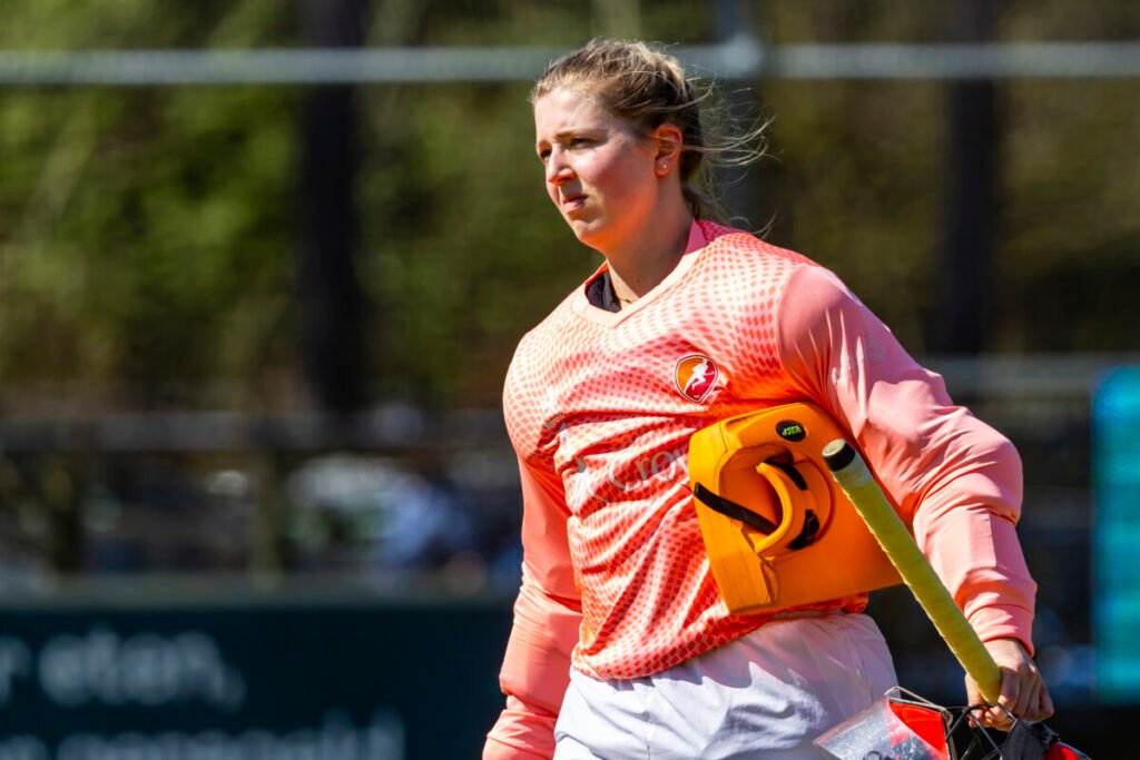 Netherlands: Three times Beukers tore her cruciate ligament: 'It's been nice this way' 4 netherlands three times beukers tore her cruciate ligament its been nice this way 68703faa9b6d7 - Netherlands: Three times Beukers tore her cruciate ligament: 'It's been nice this way' - It is a horror scenario: in May 2024, in Orange-Rood's last home game of the season, goalkeeper Vera Beukers (26) tears her cruciate ligament for the third time in her career. What follows is a rehabilitation process that is not going as hoped. On Monday, after much deliberation, she announced via Instagram that she is quitting top field hockey. Beukers: 'When I got injured over a year ago, I was still combative. For example, I just played out the game. Once I realized it was wrong, I thought I could still make it to the next season. My knee felt surprisingly good at first, so I decided not to have surgery. All I had to do was train it up. But as soon as I stepped onto the field again during preparation, I knew enough. I couldn't go full out. At most at about 80 percent. And that is simply not enough for me. I always want to give everything: 100 percent, no less. Reality dawned on me: I had to go under the knife. And that meant another rehabilitation of at least nine months. For the third time already.