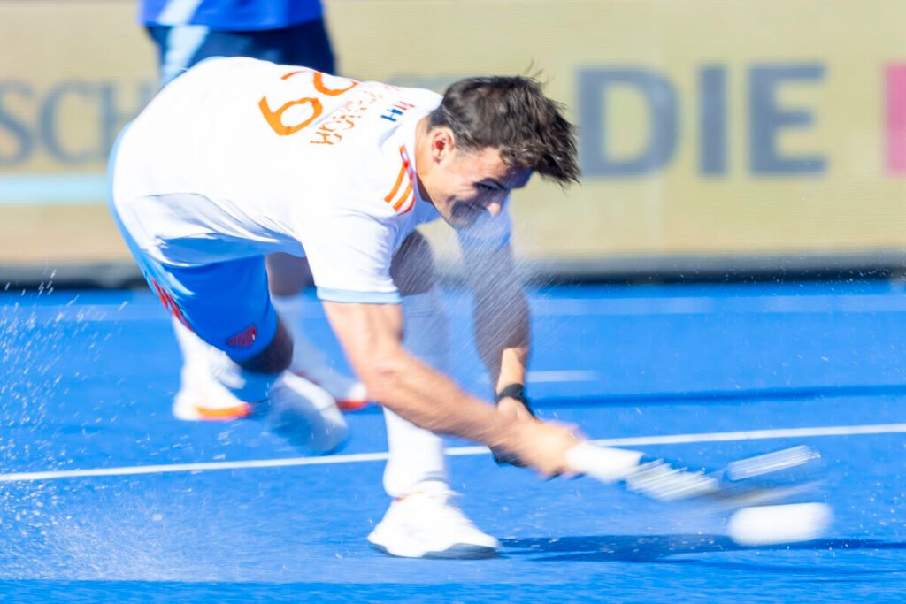 Netherlands: 5 netherlands 6899c6f673af8 - Netherlands: - Tijmen Reyenga (25) is one of those players you can recognize on the field by a fine dribble or a splitting backhand pass. A defender with guts and a playful style, who sometimes still looks like one of the youngest in the selection. At this European Championship, he has been given a new role: as the second cornerman of the team, he gets to push when Jip Janssen is not on the field.