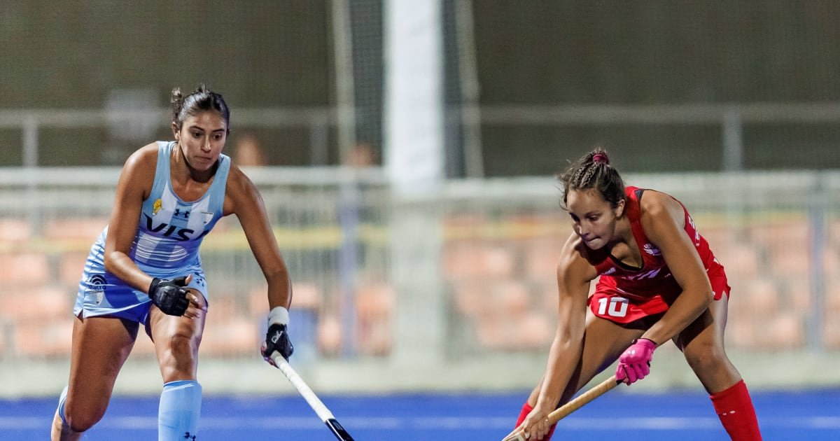 usa uswnt finish with silver at pan american cup 688ff14cd4f93 - USA: USWNT Finish with Silver at Pan American Cup - A minute inside the third quarter, Argentina extended their lead to 2-0 when Eugenia Trinchinetti had a textbook deflection off the post. USA went on to produce a few good looks, but were still unable to find outcomes. Ones of these chances came in the 35th minute when Maddie Zimmer received an overhead in the circle sent up by Mia Schoenbeck, and fired a shot wide. With 2 minutes to go Reese D’Ariano ripped a shot that also earned USA a set piece. On the chance, the pass went back to inserter Ryleigh Heck, but it was well defended by Argentina's goalkeeper.