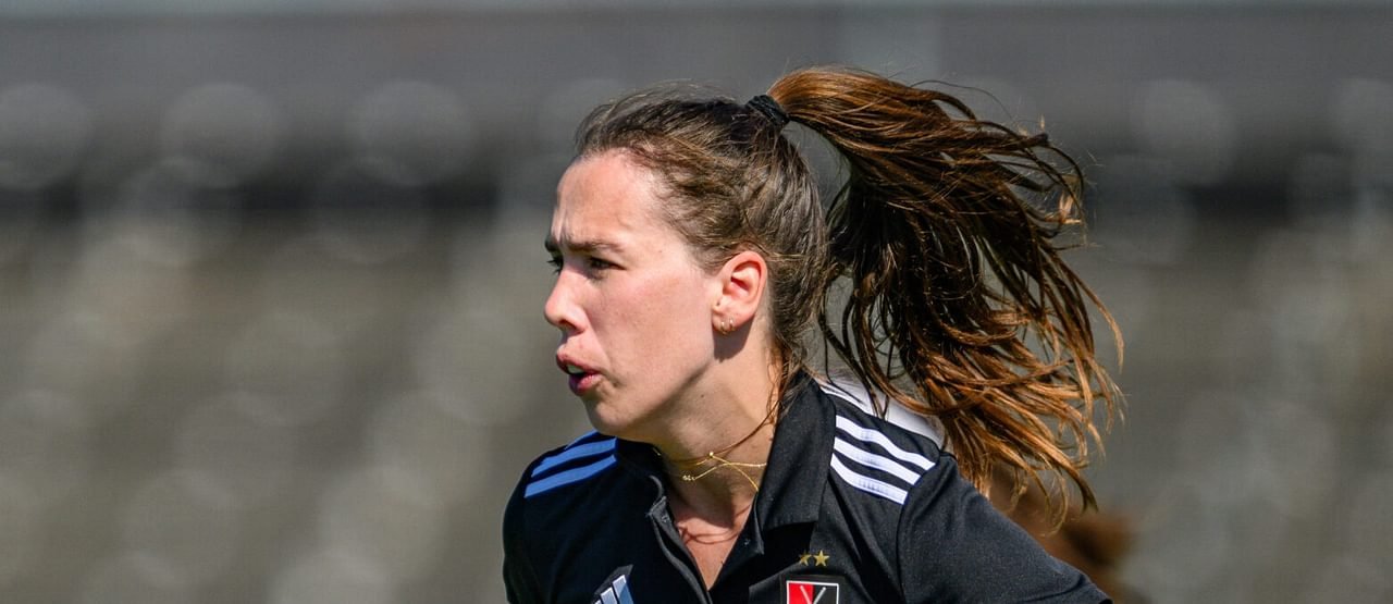 Hoofdklasse: Van der Elst scores milestone goal and starts season in spectacular fashion 1 HFN250517798947