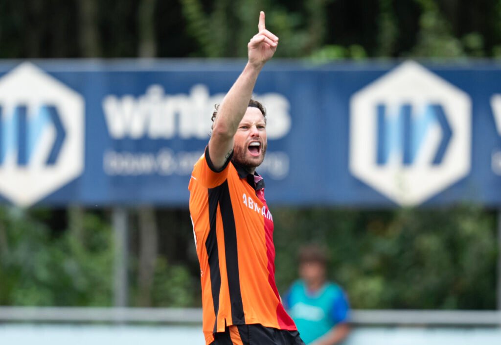Netherlands: 13 netherlands 68b576740006d - Netherlands: - He quit top field hockey three years ago. Finished with his old club Helmond, had another great adventure in Italy. Life after field hockey had actually already begun. Until Bob de Voogd fell into the arms of another old love again. The almost 37-year-old former international is back with Oranje-Rood. 'My shirt is hanging framed in the clubhouse.'