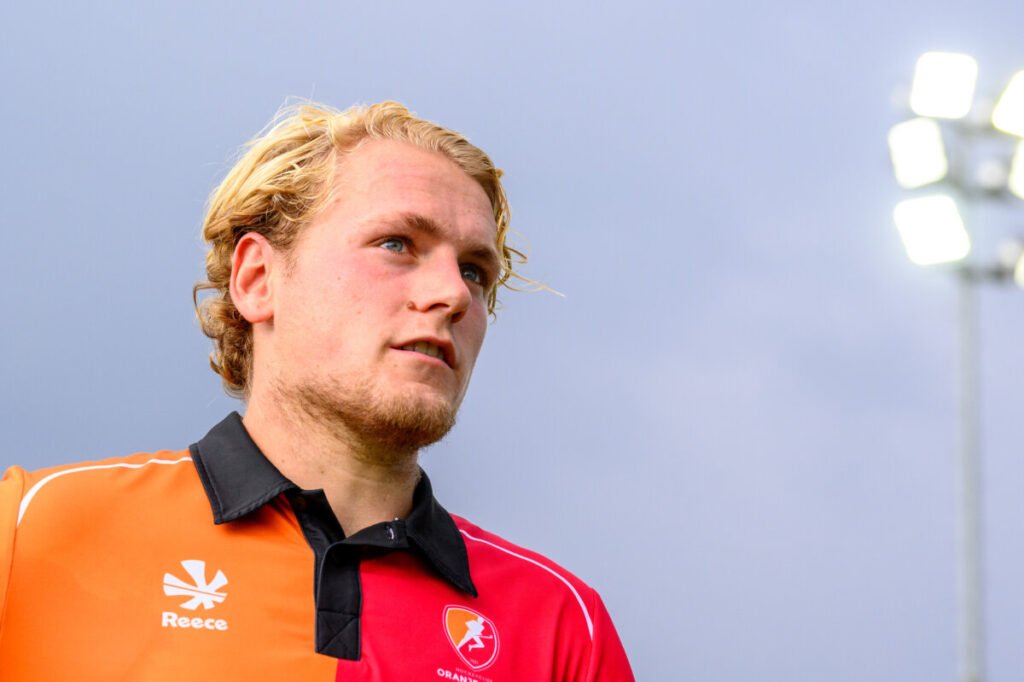 netherlands 68d90ef1a2266 - Netherlands: - It may have been the five hardest minutes of his field hockey career. In the three hundred counts in which he had to watch from the penalty spot on Saturday, his team Oranje-Rood gave away a 4-2 victory in the topper against Amsterdam. When newcomer Florian Gosselink had served his penalty there was a 4-4 final score on the board. 'I'm going to hear this a few more times from my Under14 team.'