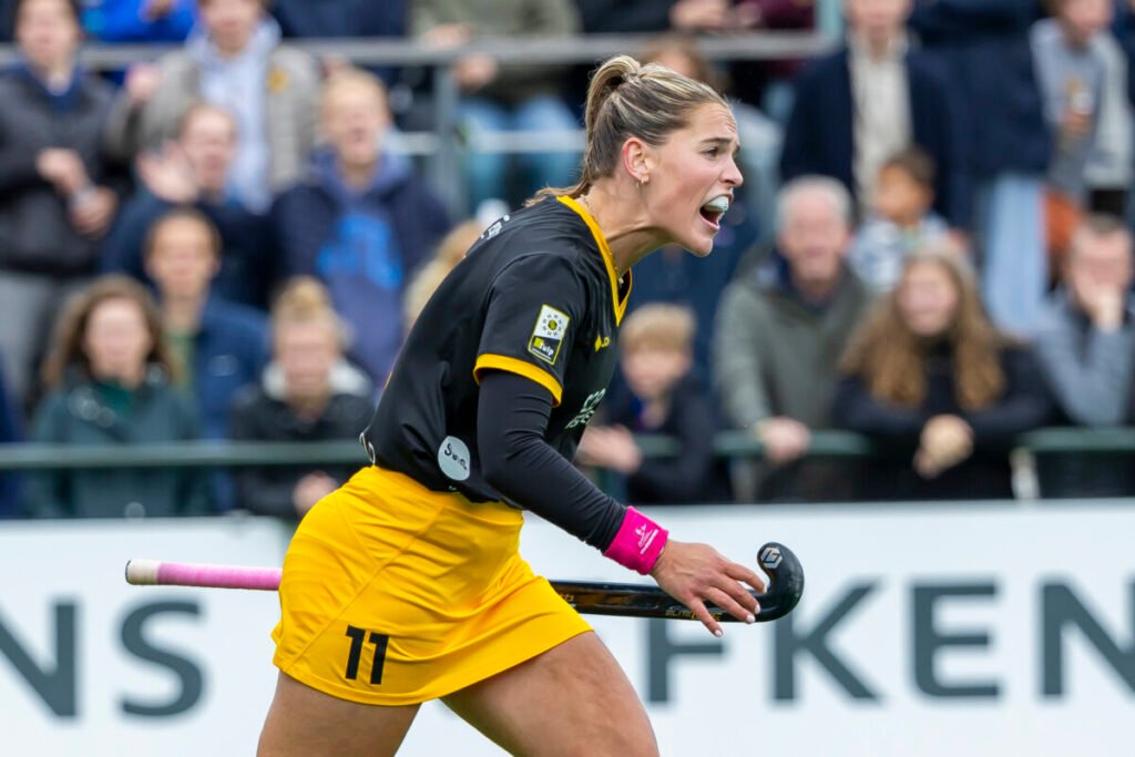 netherlands 68e2f22fe966e - Netherlands: - The topper between SCHC and Den Bosch ended Sunday afternoon in 2-2, but the main issue was Pien Sanders' red card. After her second yellow - twelve minutes before the end - she had to leave the field. 'I didn't throw that thing against his head on purpose, did I?'
