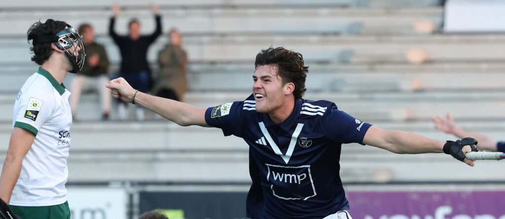 hoofdklasse successful catch up race pinoke win oranje rood 691a1274b3789 - Hoofdklasse: Successful catch-up race Pinoké, win Oranje-Rood - It was a crazy afternoon in Rotterdam. The home team gave up a 4-1 lead and saw Pinoké win 5-4 after all. Leaders Oranje-Rood beat Den Bosch 2-1 in the Brabant derby on the twelfth and last round before the winter break. With four goals, Rik Sprengers was the big man at Kampong, which won 7-0 against Laren. Dutch champion Amsterdam beat Hurley 3-0 in the Bosderby and Bloemendaal beat HDM 2-0.