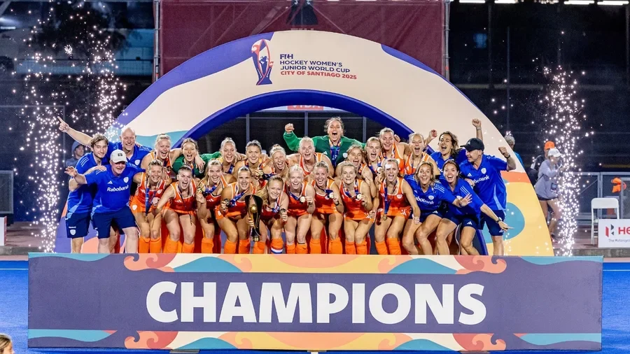 AHF: Netherlands seal third consecutive world title at the FIH Hockey Women’s Junior World Cup Santiago 2025 after defeating Argentina in the final 1 ahf netherlands seal third consecutive world title at the fih hockey womens junior world cup santiago 2025 after defeating argentina in the final 693eeecba279d - AHF: Netherlands seal third consecutive world title at the FIH Hockey Women’s Junior World Cup Santiago 2025 after defeating Argentina in the final - The final day of the FIH Hockey Women’s Junior World Cup City of Santiago 2025 was defined by the Netherlands’ crowning moment, as they defeated Argentina 2-1 in the final to reaffirm their historical dominance in the category. The Dutch side reached a record sixth world title and completed a third consecutive crown following their triumphs in 2022, 2023 and now 2025. The Netherlands settled the match in the first half with a goal from a penalty corner and another from open play, then protected their narrow lead in the decisive stages through a very compact defensive structure that withstood sustained Argentine pressure on the turf of the Estadio Nacional.