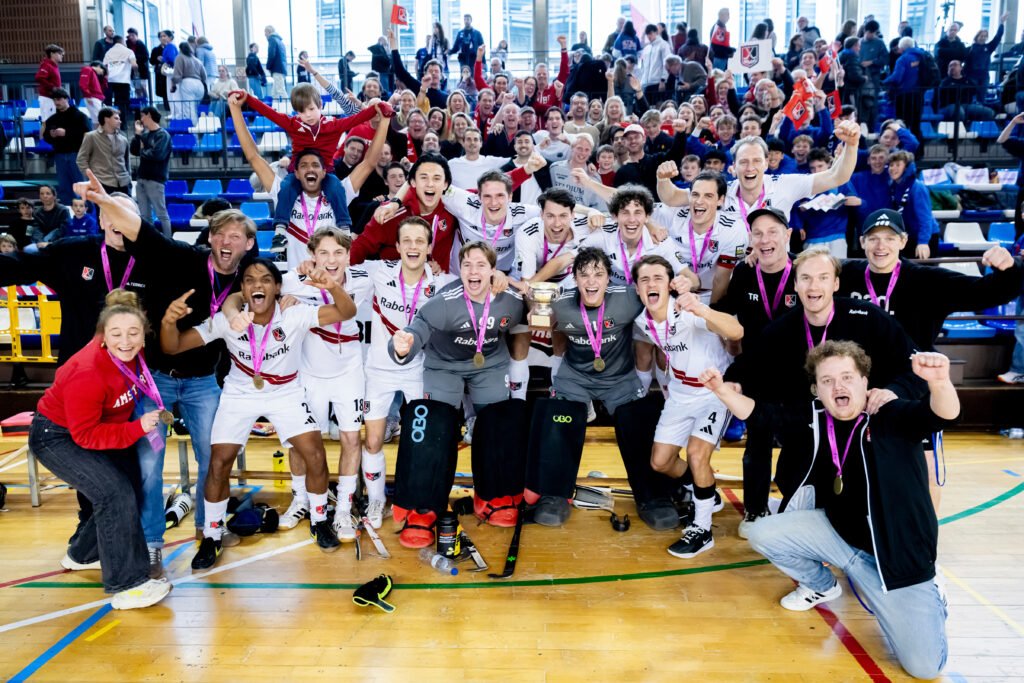 EHL: Amsterdam win first ever Dutch Euro indoor Club Cup title - EHL 2 fu1 6564 20260215 1024x683 1 - EHL: Amsterdam win first ever Dutch Euro indoor Club Cup title - EHL - AH&BC Amsterdam became the first Dutch side to win the men’s EuroHockey Indoor Club Cup as they won the final 7-4 against Harvestehuder THC to lift the trophy.