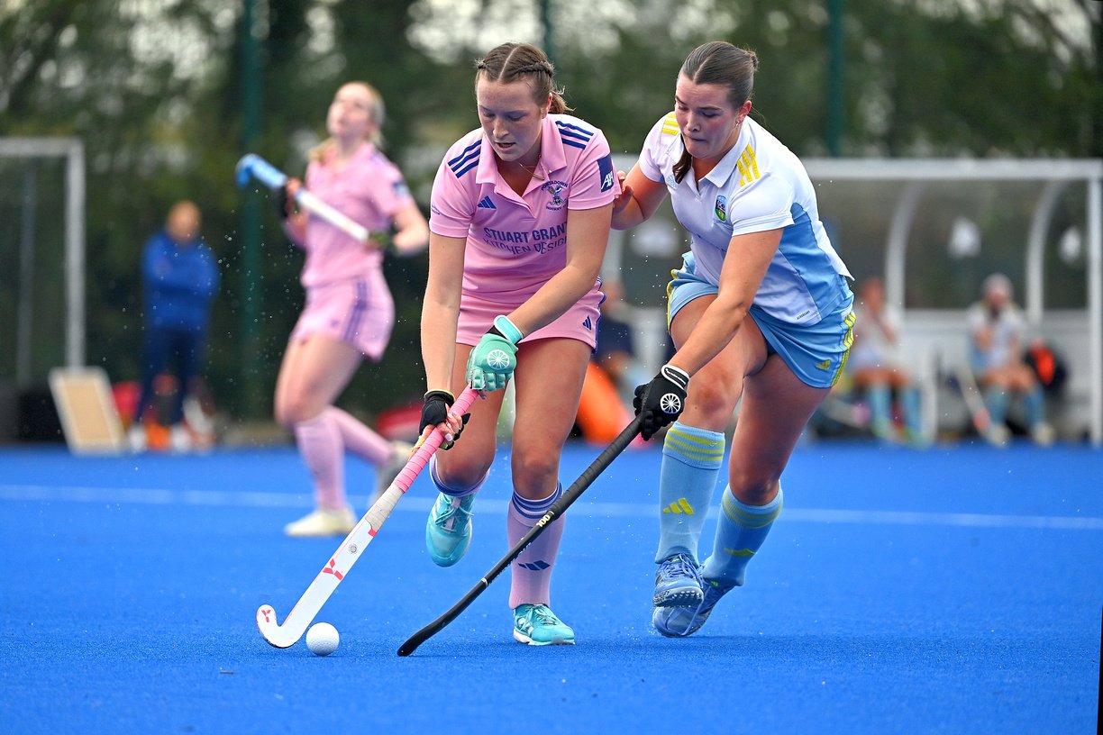 abf 3016 zf 10563 10340 1 010 - EY Champions Trophy Finals places up for grabs as tense Play-Off matches take centre stage this Saturday. - Thursday, April 23: This Saturday, four women’s & four men’s sides will go toe-to-toe to secure the final places in the upcoming EY Champions Trophy Finals Weekend on May 09 & 10 in Lisnagarvey Hockey Club. Thus far, Loreto and Railway Union, and Lisnagarvey and Banbridge have both booked their places having secured first and second spot in the Women’s & Men’s EY Hockey League, respectively.